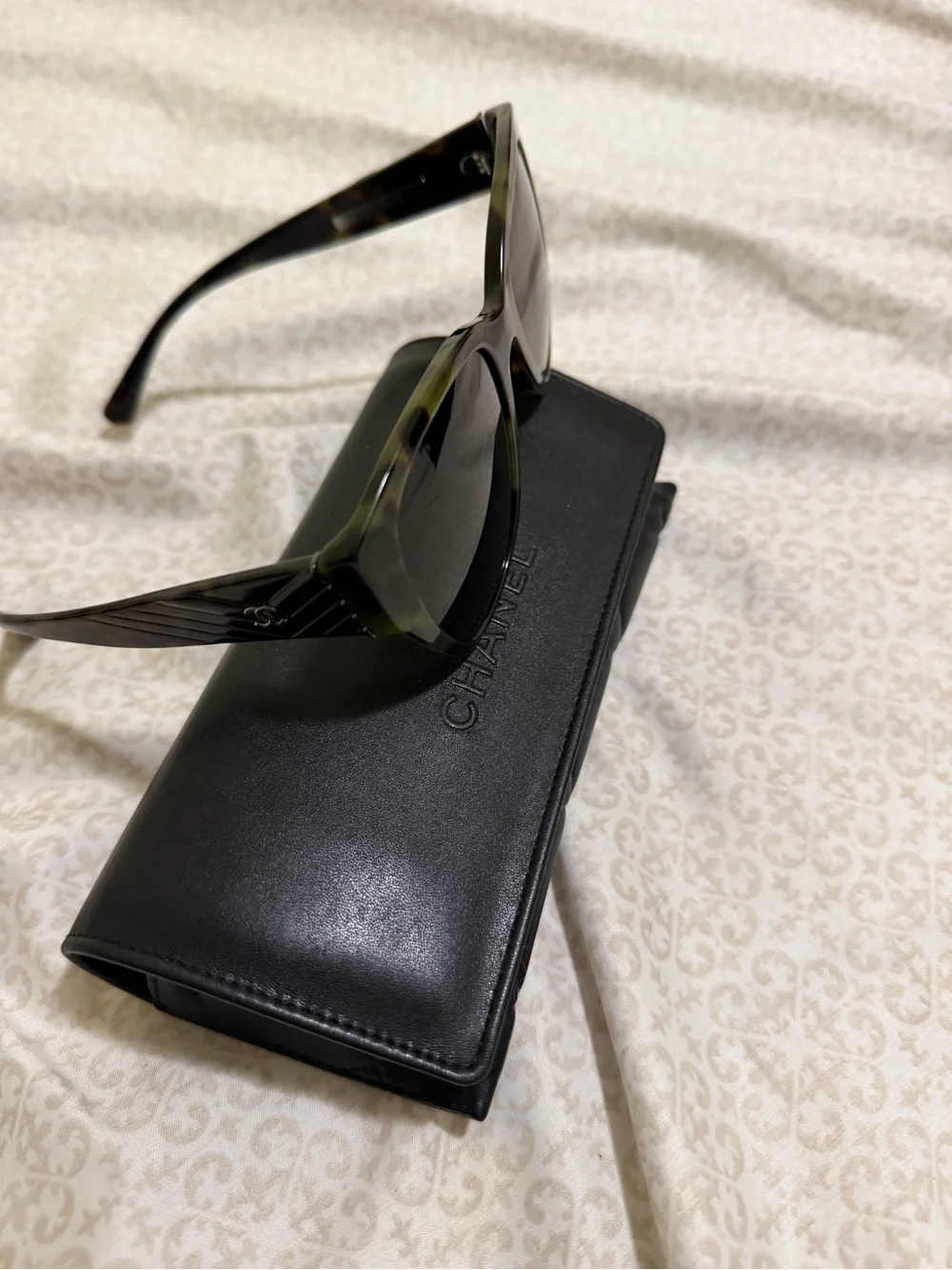 CHANEL Green Tortoiseshell Cat-Eye Sunglasses with Brown Lenses
